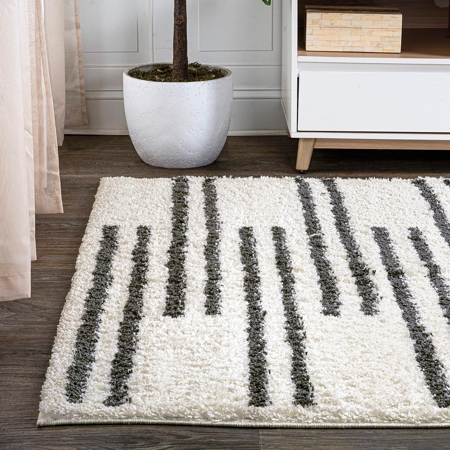 JONATHAN Y Petra Stripe Geometric Shag White/Gray Indoor Area Rug, 3x5, Bohemian, Contemporary, Easy-Cleaning for Living Room, Bedroom, Kitchen, Pet Friendly, Non-Shedding (MOH406A-3)