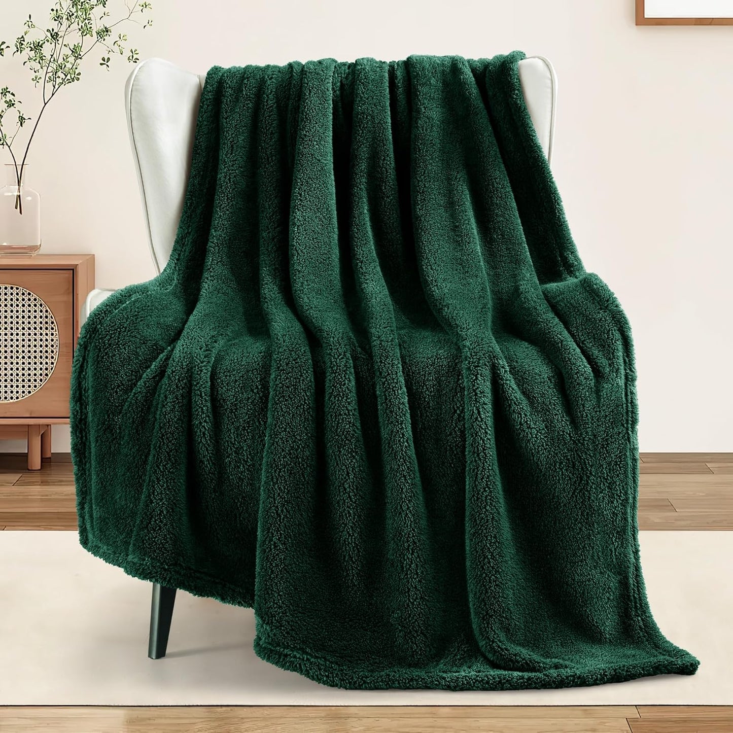 Exclusivo Mezcla Soft Fleece Throw Blanket for Couch, Super Soft Velvet Plush Fleece Blankets, Fuzzy Cozy and Warm for Winter, 50x60 Inches, Forest Green