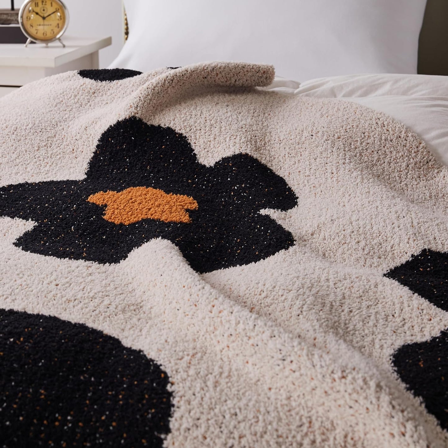 Soft Plush Floral Fleece Beige Blanket - Big Flower Pattern Throw, Fuzzy Fleece Microfiber for Couch - Bedroom Decor Gift Blanket, 51"x71"
