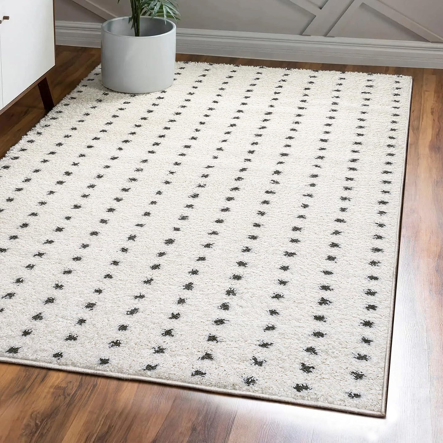 JONATHAN Y Pele Modern Geometric Dot Shag White/Gray Indoor Area Rug, 3x5, Bohemian, Contemporary, Easy-Cleaning for Living Room, Bedroom, Kitchen, Pet Friendly, Non-Shedding (MOH400A-3)