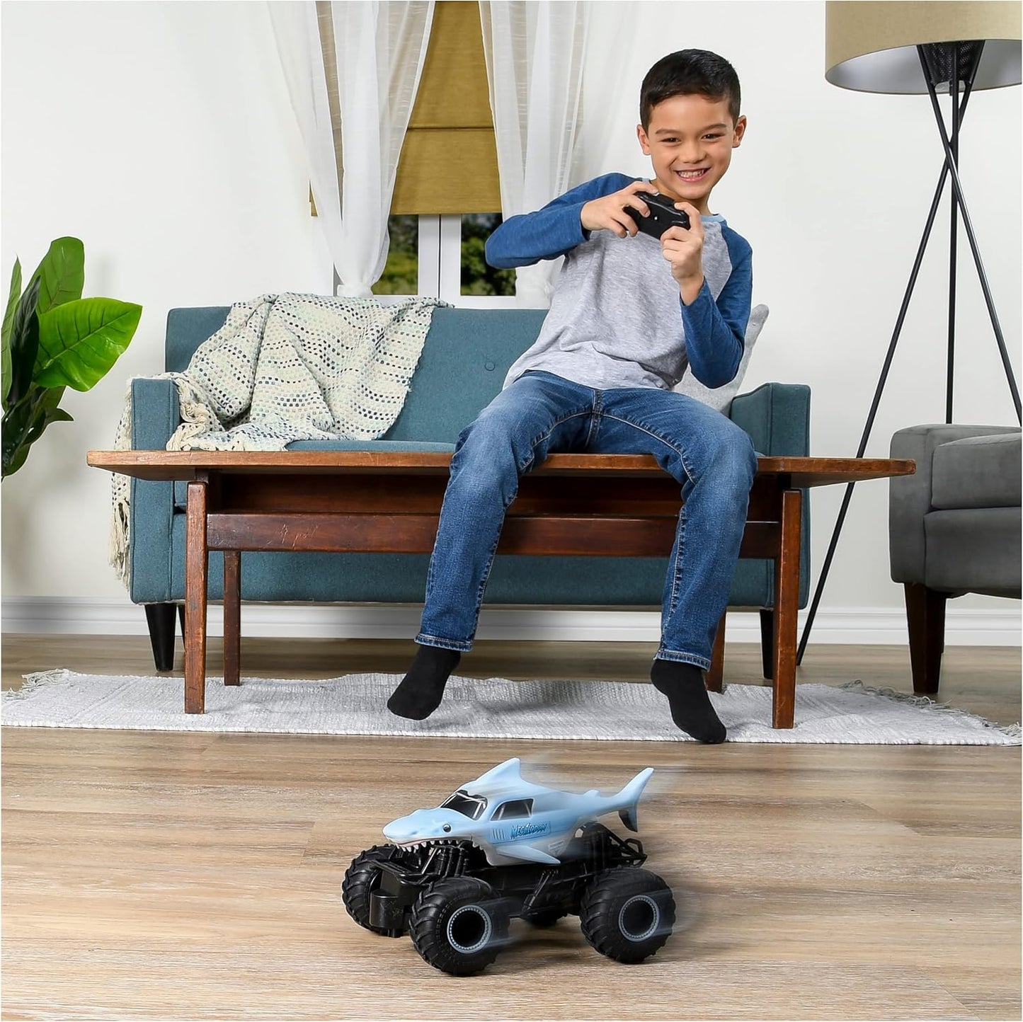 Monster Jam 6047110 Official Megalodon Remote Control Monster Truck, 1:24 Scale, 2.4 GHz, for Ages 4 and Up