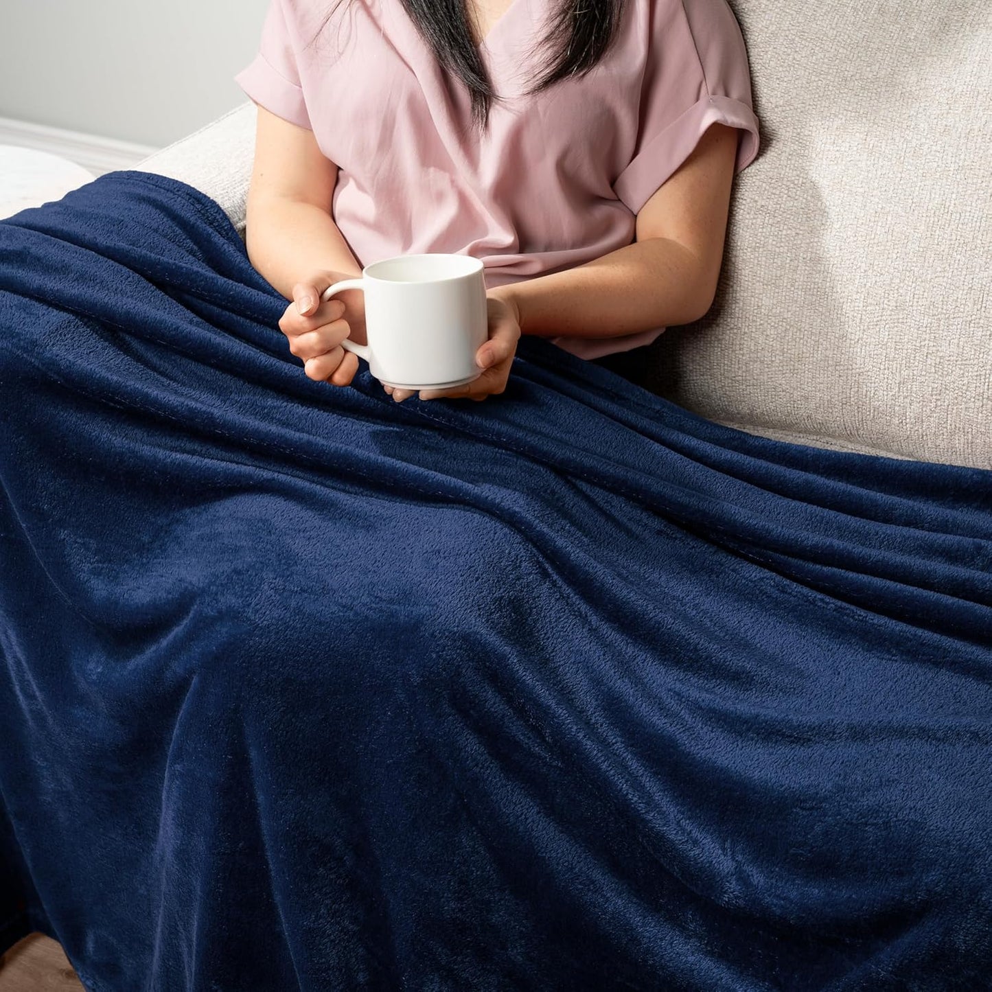 PAVILIA Navy Blue Fleece Throw Blanket for Couch, Dark Blue Super Soft Fuzzy Flannel Throw for Sofa, Luxury Plush Microfiber Bed Blanket, Cozy Home Decorative Velvet Gift Blanket, 50x60