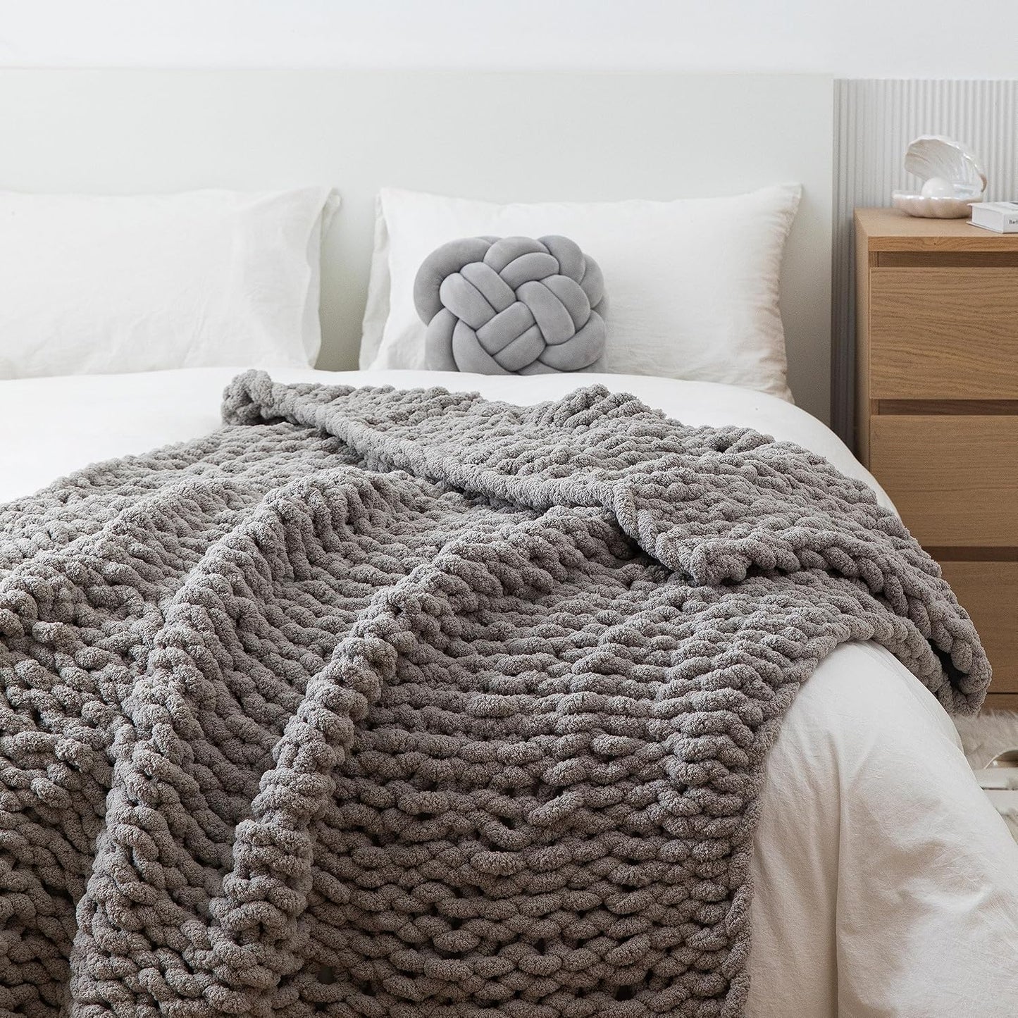 ATMOSURELY Ultra Soft Light Grey Chunky Knit Throw Blanket Cozy Fluffy Chenille Yarn Handmade Cable Knit Crochet Blanket for Bed Sofa Couch 50x60 Inches (Light Grey, 50"x60")